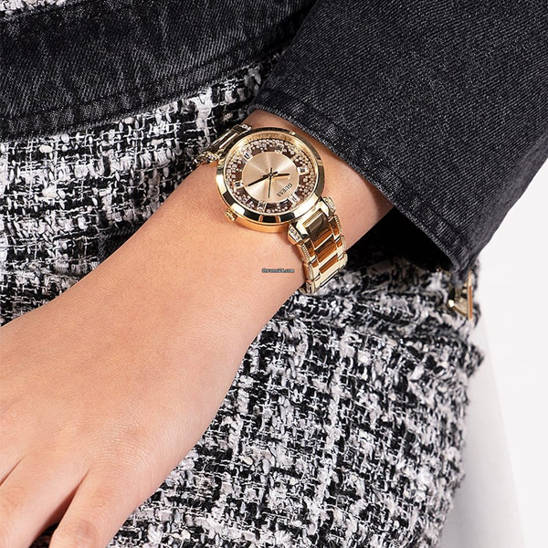 GUESS nan 4