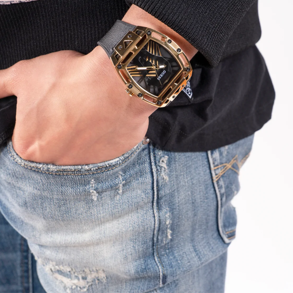 GUESS nan 4