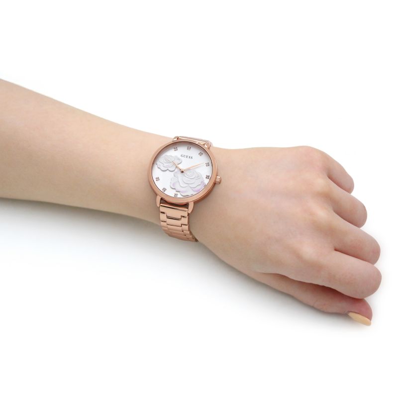 GUESS nan 5
