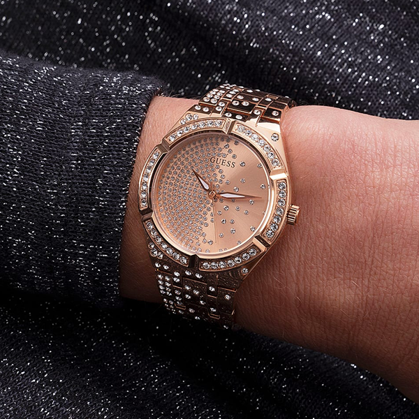 GUESS nan 5
